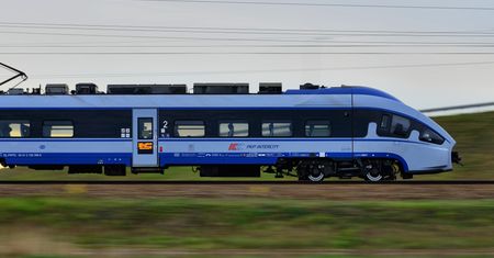 Koniec narzekania na słaby internet w pociągach. Wzmacniacze w ponad 500 wagonach