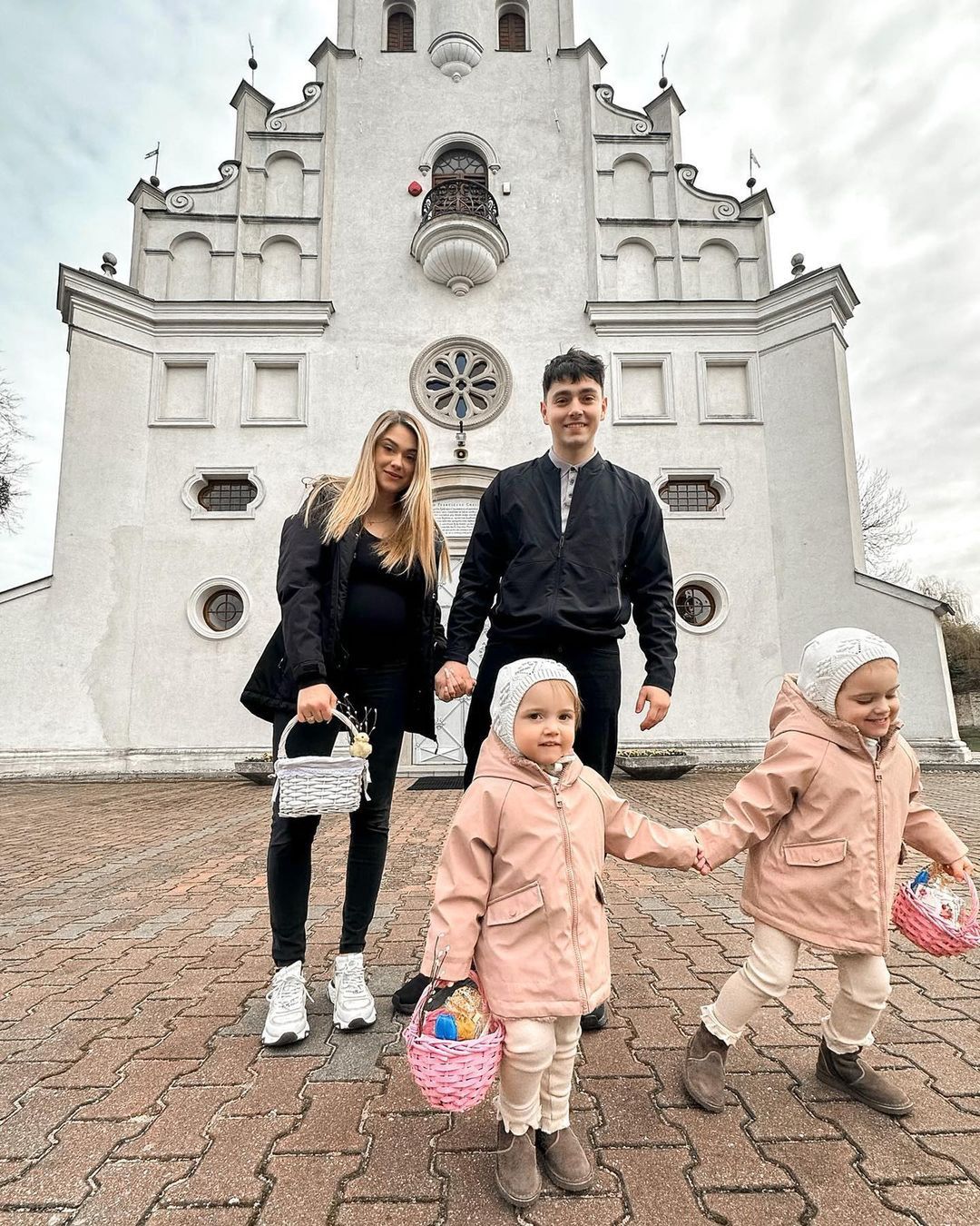 Sylwia Przybysz i Jan Dąbrowski z córkami