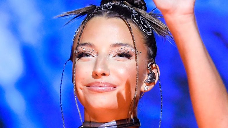 Julia Wieniawa wciela się w rolę Sima na okładce "K MAG Magazine"