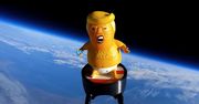 Figurka Trumpa w kosmosie to niezły żart. Zdjęcia wyglądają zabawnie