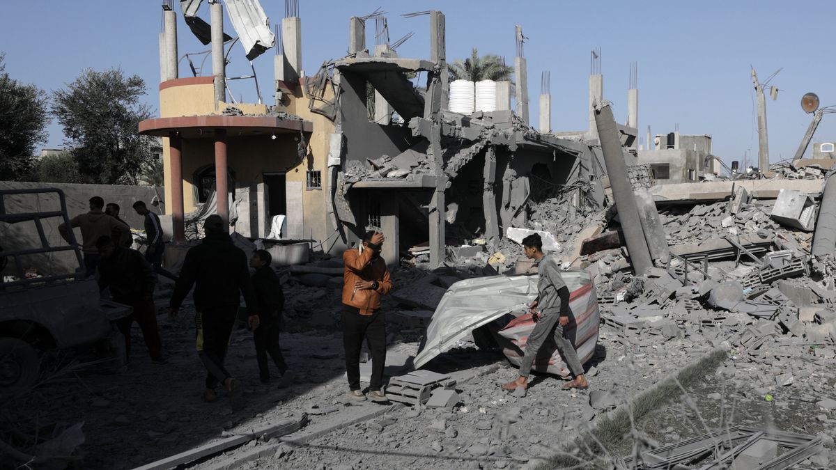 Palestinians walk among rubble of buildings in Al-Nuseirat refugee camp
epa11041038 Palestinians walk among the rubble of destroyed buildings at the Al-Nuseirat refugee camp, along the Salah al-Din road, in central Gaza Strip, 22 December 2023. More than 19,600 Palestinians and at least 1,300 Israelis have been killed, according to the Palestinian Health Ministry and the Israel Defense Forces (IDF), since Hamas militants launched an attack against Israel from the Gaza Strip on 07 October, and the Israeli operations in Gaza and the West Bank which followed it.  EPA/MOHAMMED SABER 
Dostawca: PAP/EPA.
MOHAMMED SABER