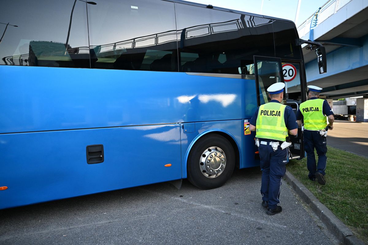 Policjanci przeprowadzili kontrolę autokaru / zdjęcie ilustracyjne