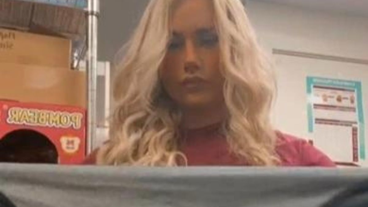 Pokazała trik na wiązanie fartucha. Mało kto wygląda w nim tak dobrze