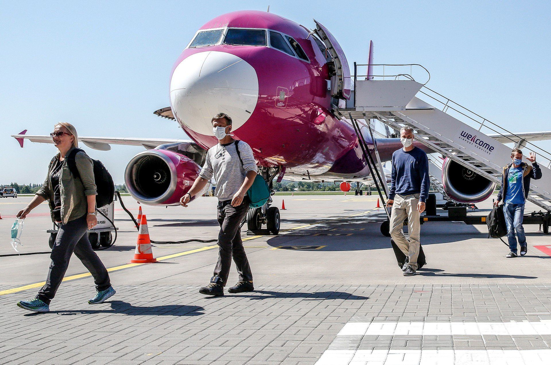 17.06.2020 GDANSK. PORT LOTNICZY IM. LECHA WALESY. WZNOWIENIE LOTOW NA TRASACH MIEDZYNARODOWYCH. PRZYLOT PIERWSZYCH PASAZEROW Z BERGEN DO GDANSKA LINIAMI WIZZAIR. FOT. KAROLINA MISZTAL / POLSKA PRESS/DZIENNIK BALTYCKI
