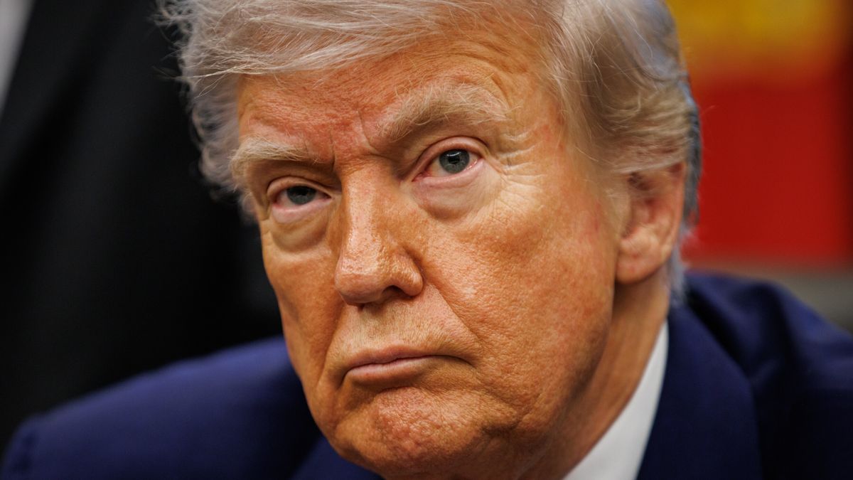 US President Donald Trump before signing executive orders on nuclear energy in the Oval Office of the White House, Washington, D.C., USA, 23 May 2025. Trump signed a total of five executive orders aimed at easing restrictions and expanding the nuclear energy industry. EPA/SAMUEL CORUM / POOL Dostawca: PAP/EPA.