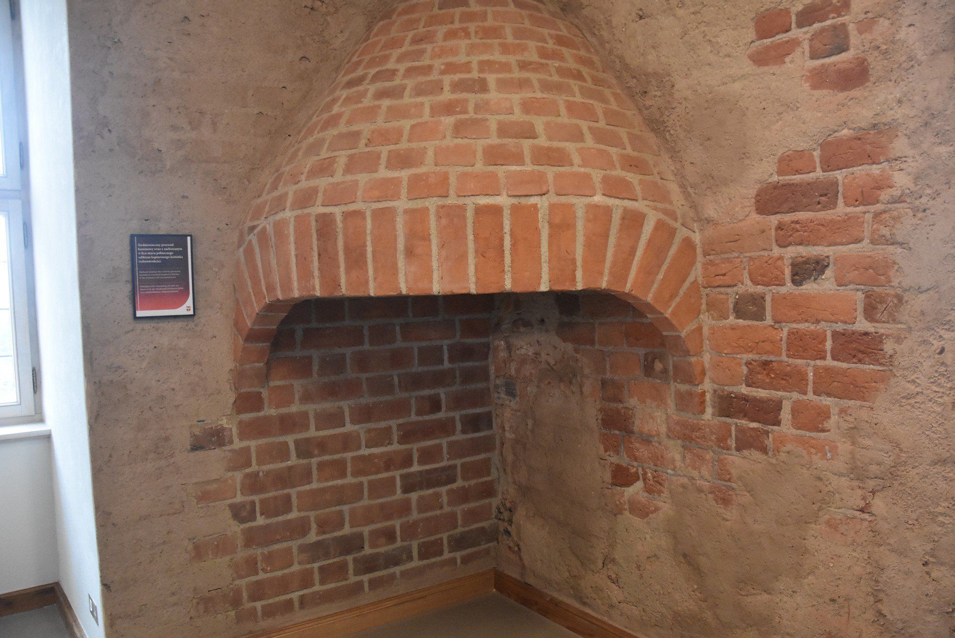 Zrekonstruowany przewód kominowy znajdujący się we wnętrzu zamku