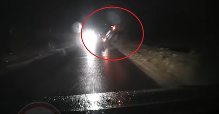 Senior oślepiony długimi. Nagranie z 24 grudnia z Lubartowa