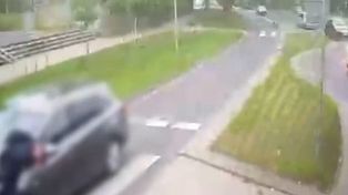 Mężczyzna potrącony na pasach wpadł pod autobus.  W poważnym stanie trafił do szpitala