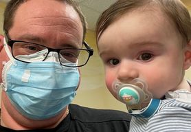 8-miesięczny chłopiec otrzymał 2 dawki szczepionki przeciwko COVID-19