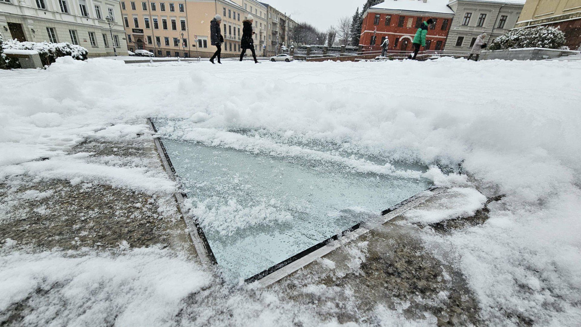 Lustro pokryte jest hartowanym szkłem, przy nim widnieje tabliczka, że nie wolno po nim chodzić.