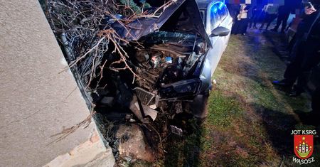 Ministrant zabrał księdzu auto. Wjechał w dom