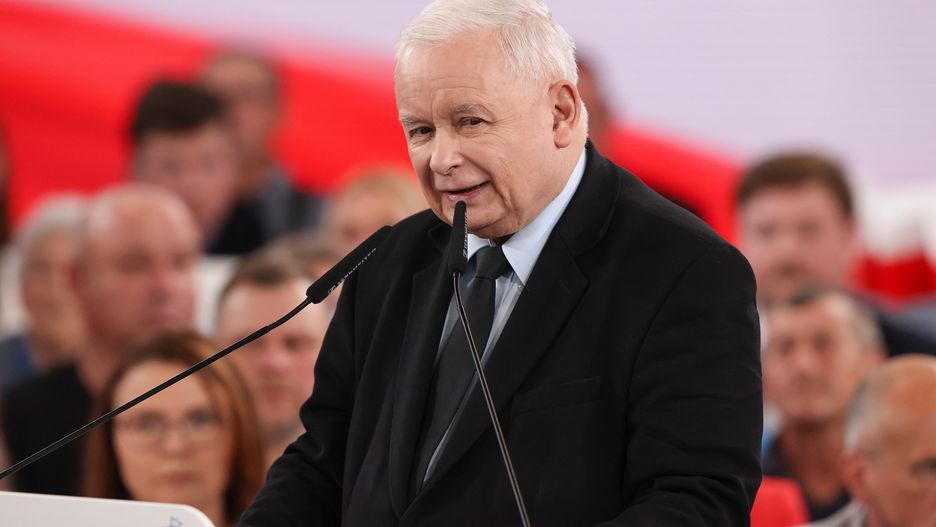 Tomaszów Mazowiecki, 19.05.2024. Kampania wyborcza do Parlamentu Europejskiego. Prezes Prawa i Sprawiedliwości Jarosław Kaczyński (C) podczas konwencji wyborczej ugrupowania w Zespole Szkół Ponadgimnazjalnych nr 8 w Tomaszowie Mazowieckim, 19 bm. (amb) PAP/Marian Zubrzycki