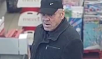 Uchwycony w Biedronce. Rozpoznajesz? Dzwoń na policję