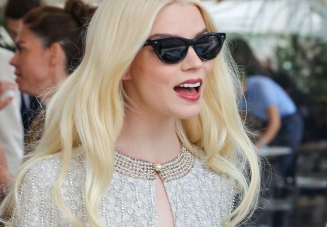 Anya Taylor-Joy w jednej z licznych kreacji, w których zaprezentowała się podczas 77. Festiwalu Filmowego w Cannes 