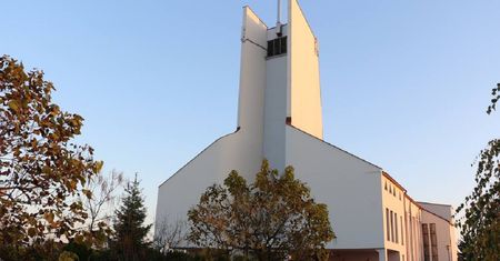 Szok podczas pogrzebu. Pracownicy upuścili ze schodów trumnę z ciałem