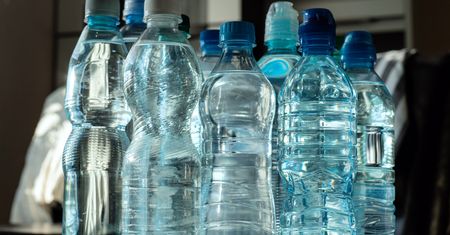 Kaucja za butelki plastikowe. "To będzie system mieszany. Taki złoty środek"