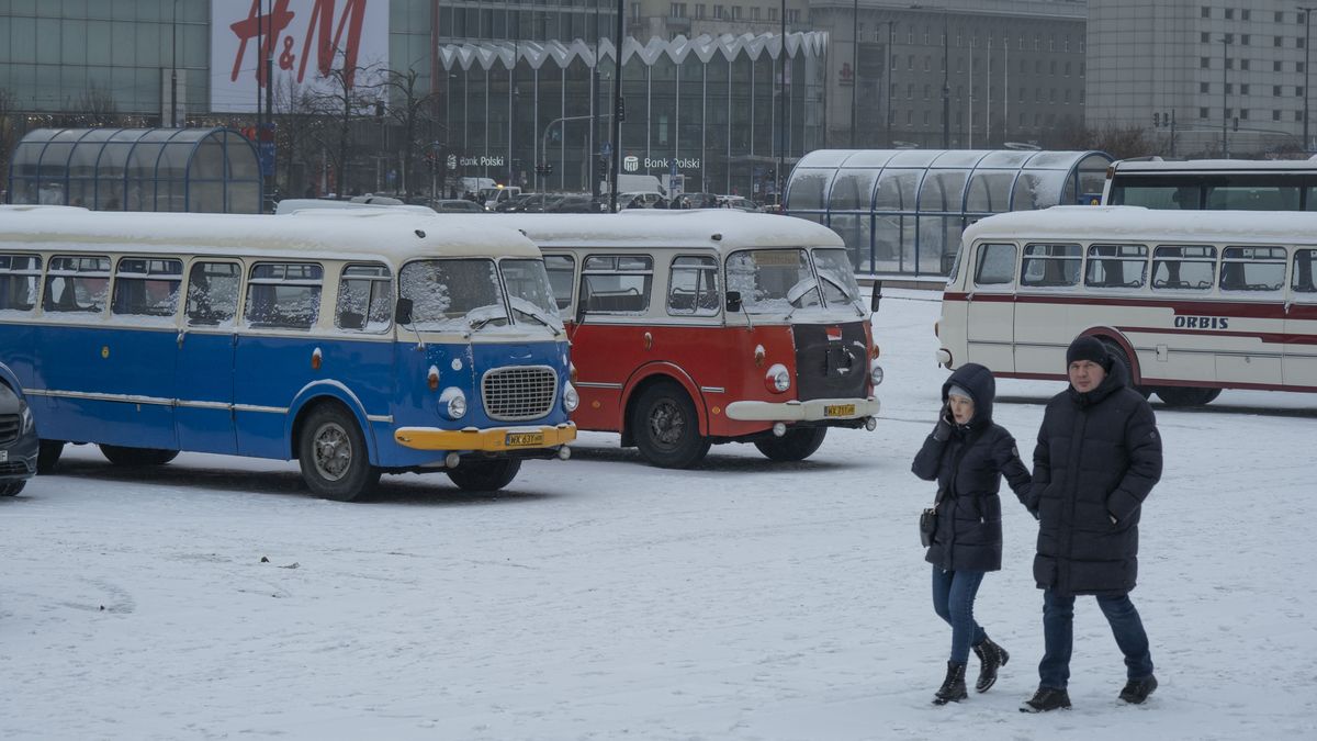 WARSAW, POLAND - JANUARY 11: A view of buses and people walking on the street during a daily life in Warsaw, Poland on January 11, 2023. (Photo by Osmancan Gurdogan/Anadolu via Getty Images)