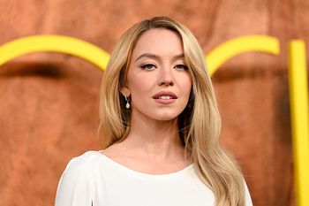 Ten dekolt robi wrażenie. Sydney Sweeney w odważnej stylizacji