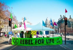 Ekolodzy z Extinction Rebellion głodują  przed siedzibą TVP