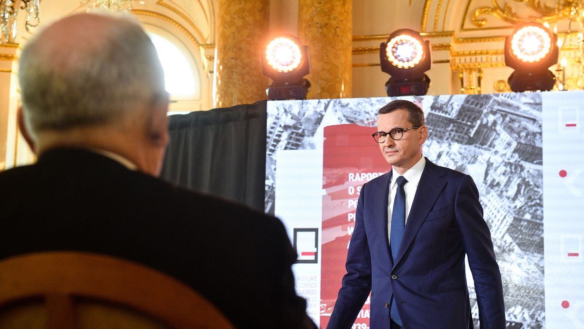 Na zdjęciu premier Mateusz Morawiecki i słuchający go Jarosław Kaczyński