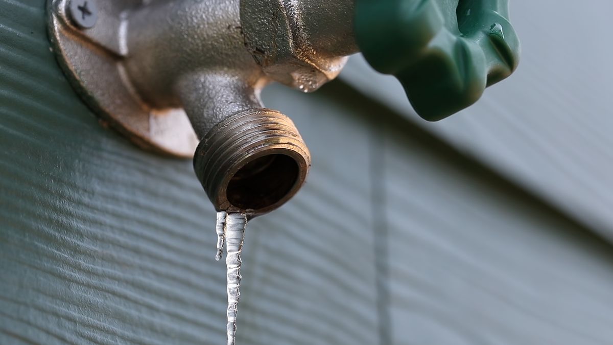 Co zrobić, gdy w rurach zamarznie woda?