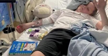 10-letni chłopiec cierpi na rzadką chorobę. "Mój syn błagał, żebyśmy amputowali mu nogę"