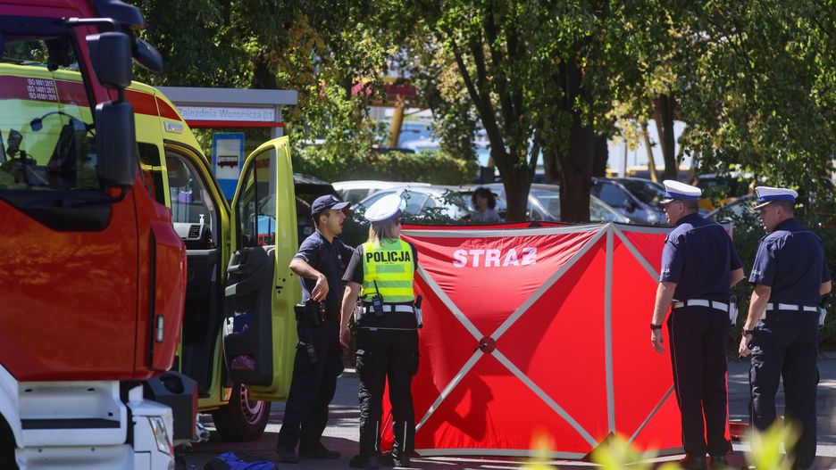 miejsce wypadku
Warszawa, 13.08.2024. Miejsce tragicznego wypadku przy u. Woronicza w Warszawie, 13 bm. Samoch�d osobowy wjecha� w przystanek autobusowy. Jedna osoba nie �yje, dziewi�� zosta�o rannych. PAP/Leszek Szyma�ski ***Do tego materia�u zdj�ciowego dost�pna jest r�wnie� depesza w systemie CSI, pt.: Warszawa/ Samoch�d wjecha� w przystanek, jedna osoba nie �yje (aktl.)***
Leszek Szyma�ski
autobusowy, drogowy, przystanek, wiata przystankowa, wypadek, parawan ochronny, stra�acki, mokot�w, przystanek zajezdnia woronicza