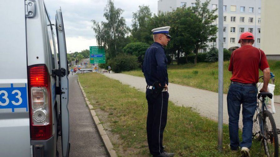 Jadąc chodnikiem, rowerzysta musi uważać na osoby "uprzywilejowane"