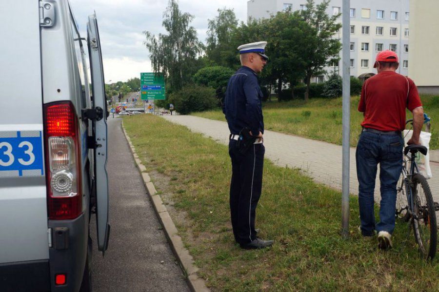 Jadąc chodnikiem, rowerzysta musi uważać na osoby "uprzywilejowane"