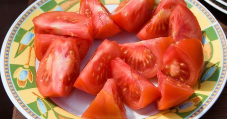Pomidory ze sklepu są wodniste i bez smaku? Powód może wielu zaskoczyć