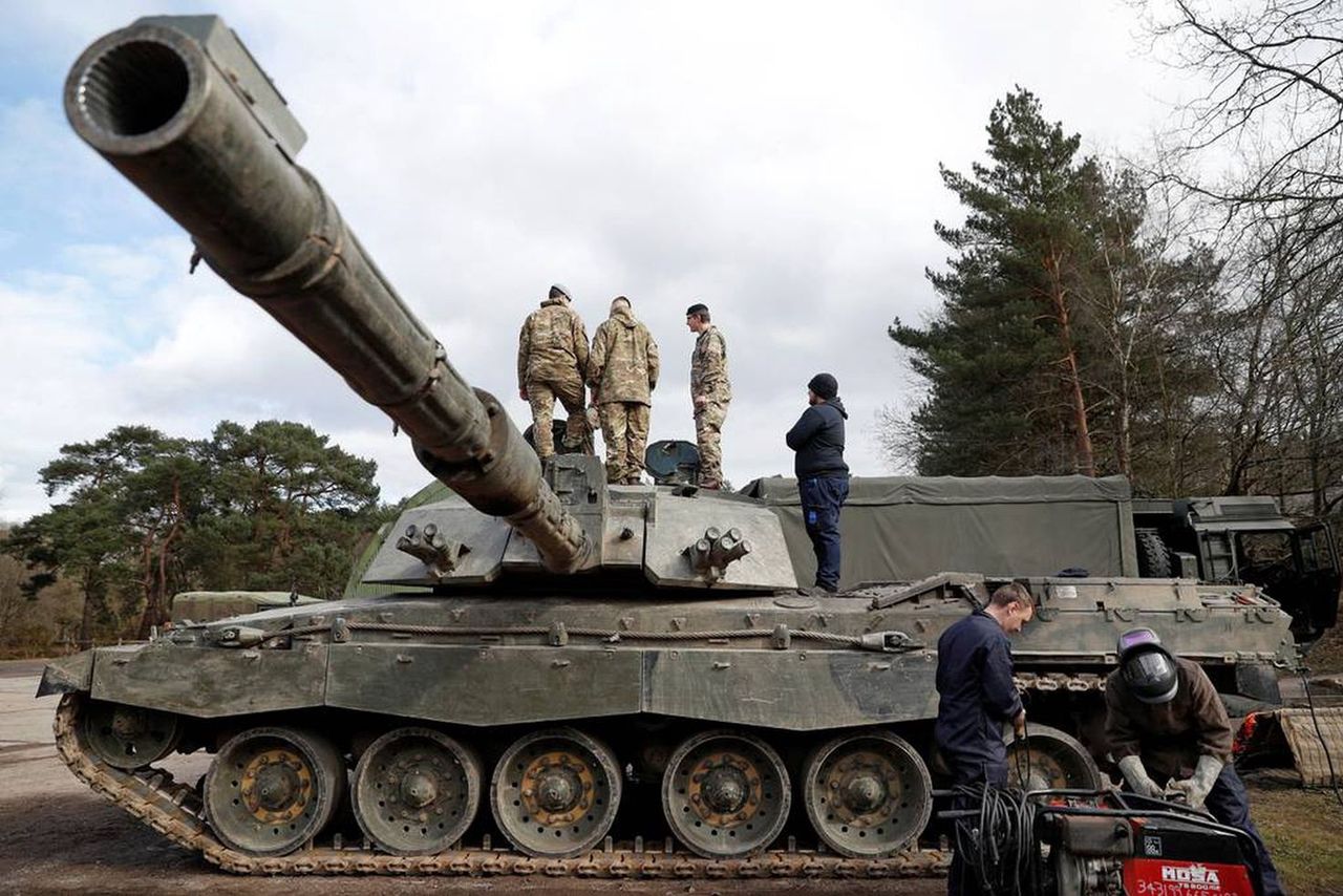 Żołnierze z czołgiem podstawowym Challenger 2 podczas ćwiczeń.