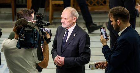 Przepraszają za Macierewicza. Resort Kosiniaka wykonał wyrok sprzed lat