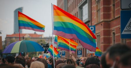 Tęcza na pomniku JP2. Policja prowadzi czynności wyjaśniające