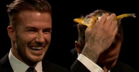 David Beckham rozbija sobie jajko na głowie!