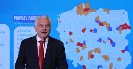 Drugie uderzenie pandemii. Już 51 powiatów z obostrzeniami