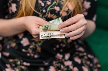 Kiedy rodzice mogą liczyć na przelew? ZUS przypomina o 800+