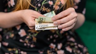 Kiedy rodzice mogą liczyć na przelew? ZUS przypomina o 800+