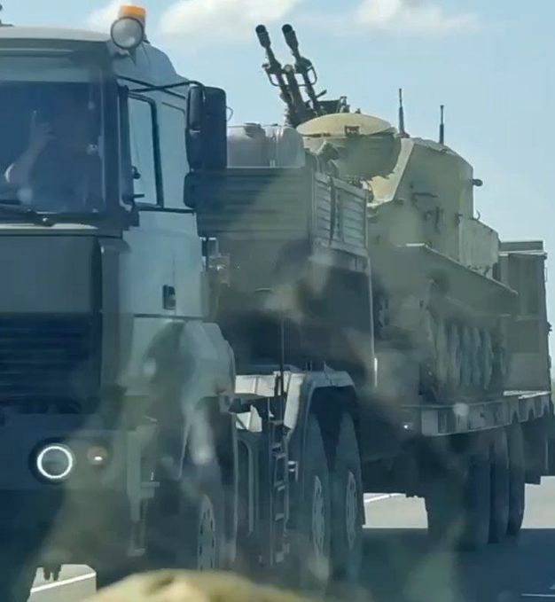 Przeciwlotniczy BTR-50 w drodze na wojnę.