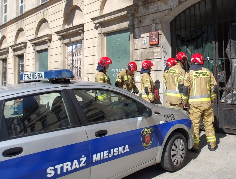 Seniorzy uwięzieni na warszawskiej Miodowej