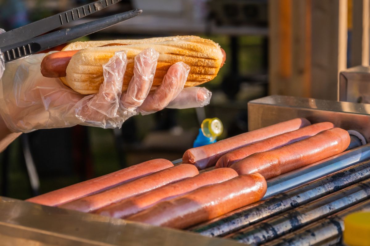 Oto co ląduje w hot dogach. Pracownica stacji benzynowej ujawnia szczegóły
