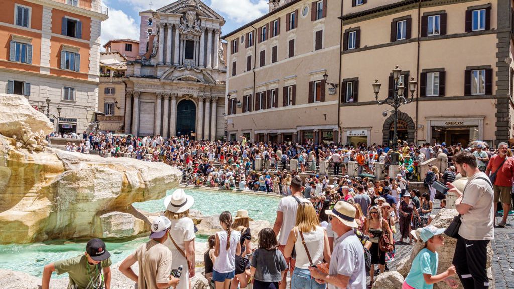 Słynna fontanna di Trevi przyciąga tłumy turystów