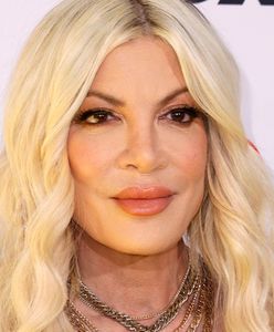 Tori Spelling, która rozwodzi się z mężem,  odsłoniła brzuch na ściance. Odważnie?