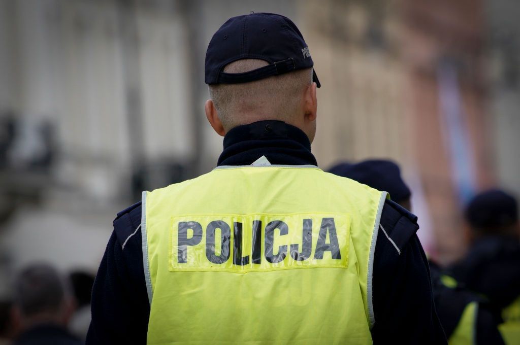 Radom. Zakażony mężczyzna rzucił się na policjantów