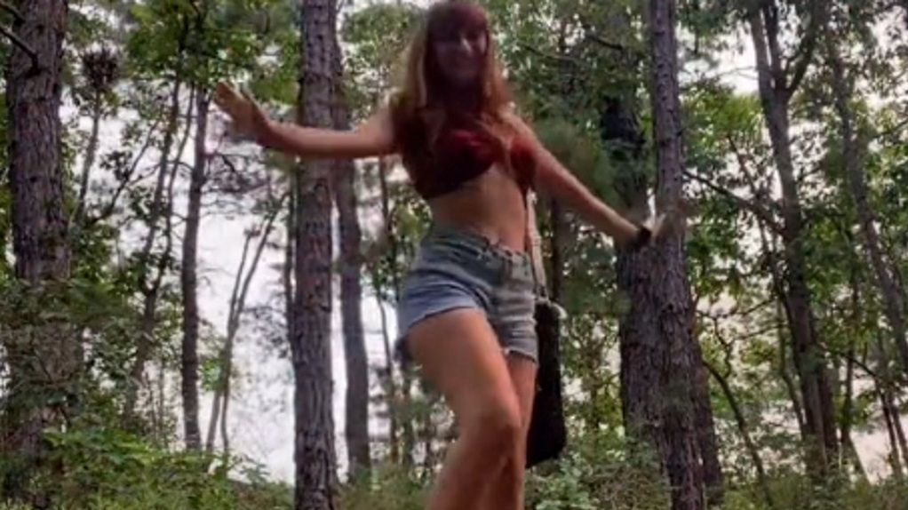 Tia Wood nie została wpuszczona do warsztatu samochodowego z powodu... krótkiej bluzki