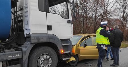 Matiz uderzył w stojącą śmieciarkę. Nie żyje jedna osoba