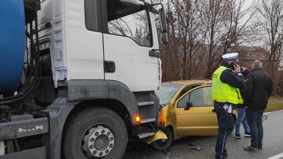 Matiz uderzył w śmieciarkę