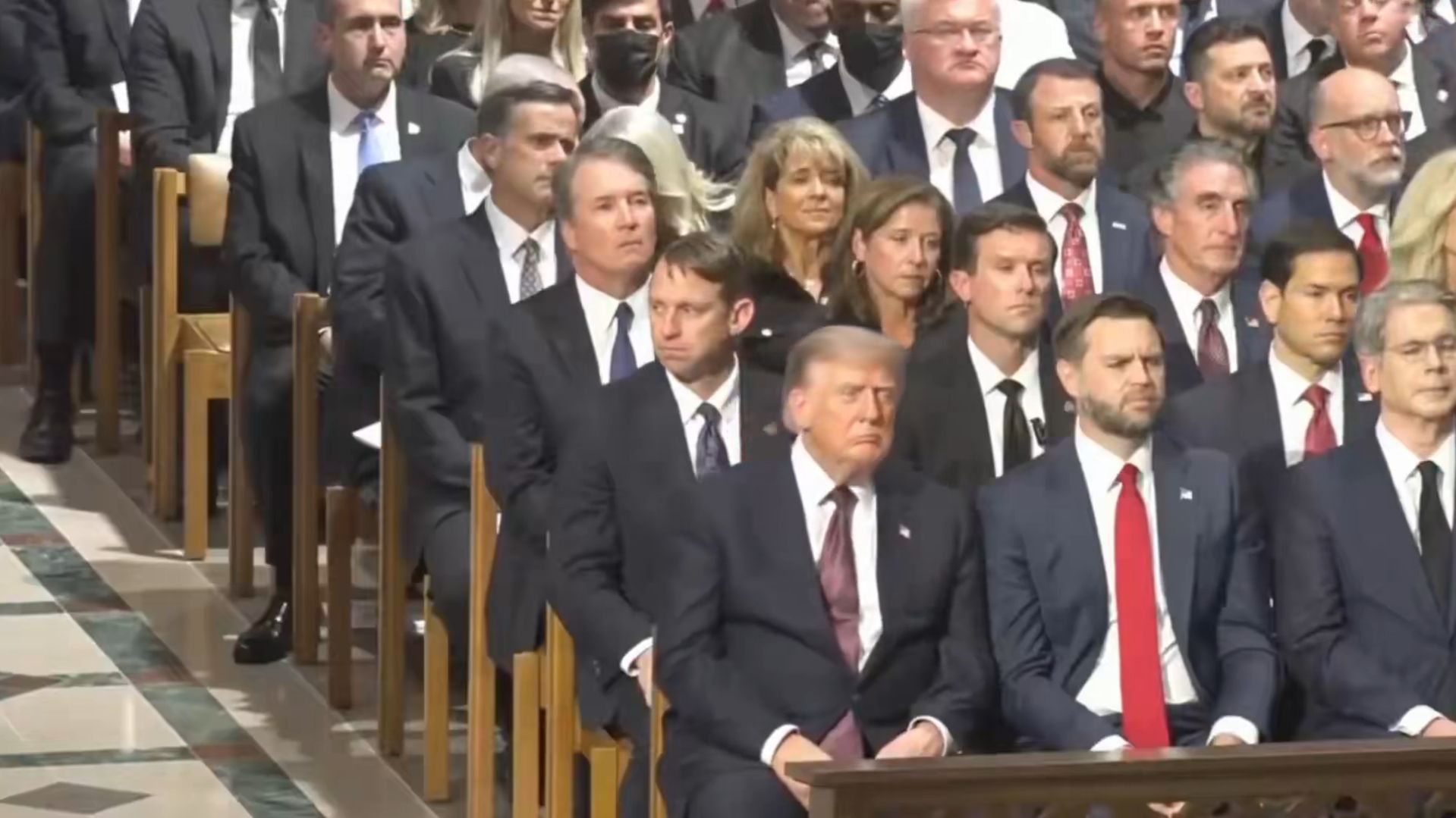 Donald Trump zasypia na pogrzebie senatora