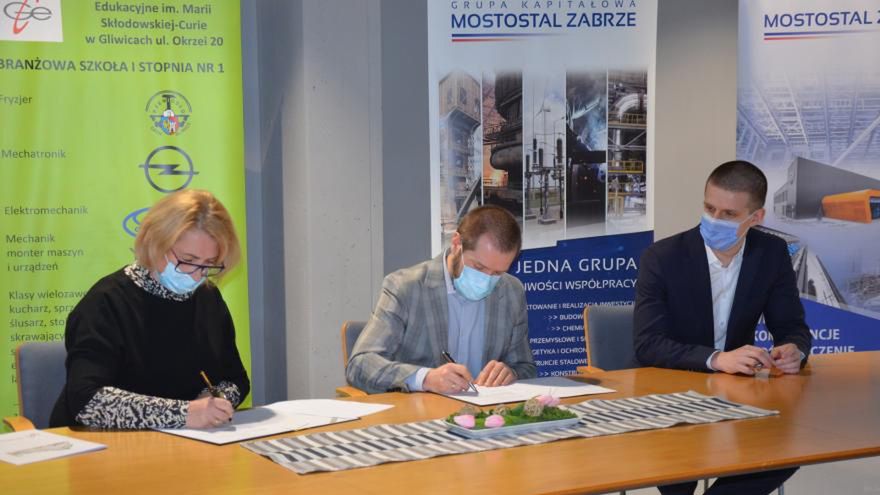 Gliwice. Dyrekcja Górnośląskiego Centrum Edukacji i Mostostalu Zabrze podpisały umowę o współpracy.