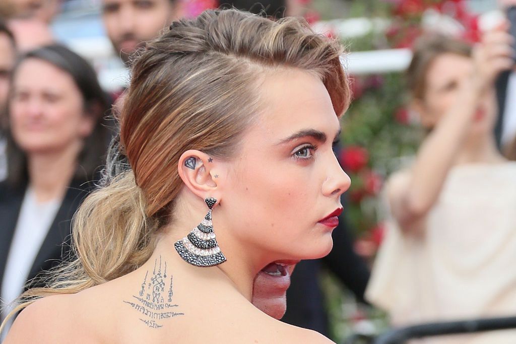 Cara Delevingne ozdobiła swoje uszy motywem diamentu i gwiazd
