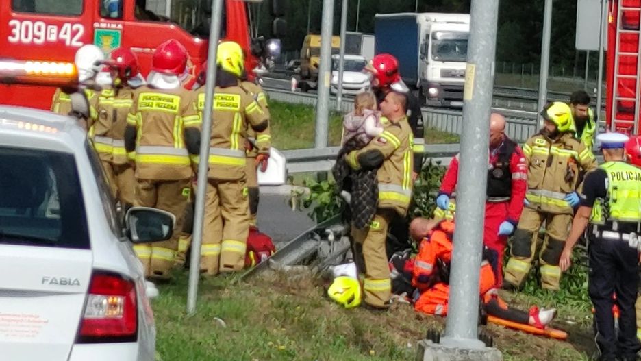Strażak zajął się małą dziewczynką